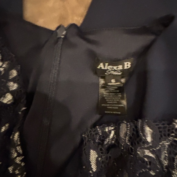 Chic Navy Jumpsuit with Floral Accent - Picture 3 of 4